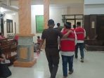 Para terdakwa saat memasuki ruang sidang tuntutan di PN Jombang. (istimewa)