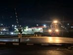 IMG-20260722-WA0030 Tangkapan layar video viral yang memperlihatkan suasana mencekam perlintasan kereta api simpang Mengkreng, Nganjuk, saat palang pintu tidak menutup meski kereta api tengah melintas.
