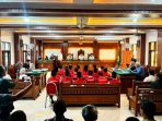Persidangan kasus pidana di Pengadilan Negeri Nganjuk. Kejari Nganjuk mengerahkan tim JPU untuk mengawal ketat jalannya sidang perdana 18 ABH dalam perkara kekerasan fatal di Sukorejo