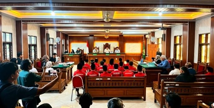 Persidangan kasus pidana di Pengadilan Negeri Nganjuk. Kejari Nganjuk mengerahkan tim JPU untuk mengawal ketat jalannya sidang perdana 18 ABH dalam perkara kekerasan fatal di Sukorejo