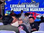 Sekretaris Daerah (Sekda) Kabupaten Nganjuk, Nur Solekan, saat terekam asyik bernyanyi bersama seorang biduan dalam kegiatan di Kantor Diskominfo Nganjuk