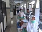 Petugas medis RSUD Jombang saat memberikan pelayanan kepada pasien.(istimewa)