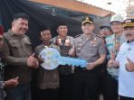 IMG-20260723-WA0027 Ketua PWI Nganjuk Bagus Jati Kusumo bersama Bupati Nganjuk Marhaen Djumadi dan Kapolres Nganjuk AKBP Suria Miftah Irawan saat meresmikan hasil program bedah rumah PWI Nganjuk untuk Mbah Sojo di Desa Sugihwaras, Bagor.