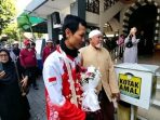Muhammad Eka Sandi disambut antusias oleh keluarga, warga, dan komunitas sepeda saat tiba di Kabupaten Nganjuk usai melintasi 11 negara