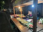 IMG-20260725-WA0000 Penjaga angkringan di kawasan Parimono, Jombang, tetap bertahan bekerja meski hanya menerima upah Rp35 ribu per malam (teguh)