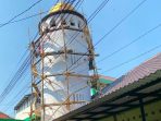 Proses pengecatan menara bersejarah di Ponpes Bahrul Ulum Tambakberas menjelang Muktamar ke-35 NU.(istimewa)