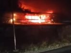 Kobaran api yang melanda pabrik pakan ternak di Dusun Guwo, Desa Latsari, Kecamatan Mojowarno, Jombang. (Istimewa)