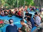 Warga Dusun Bulak Miri, Desa Kaloran, Kecamatan Ngronggot, Nganjuk, khidmat mengikuti prosesi adat Bersih Desa di Punden Nyi Siti Dewi Rawiyah.