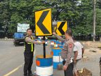 IMG-20260725-WA0021 Anggota Satlantas pasang rambu-rambu di area blank spot.