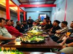 Suasana khidmat refleksi malam peringatan peristiwa Kudatuli di kediaman Ketua DPRD Nganjuk Tatit Heru Tjahjono yang dihadiri jajaran pengurus dan kader PDI Perjuangan Nganjuk.
