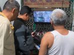Polisi memantau CCTV saat olah TKP. (istimewa)