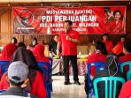 IMG-20260727-WA0011 Ketua DPC PDI Perjuangan Kabupaten Nganjuk, Marhaen Djumadi, memberikan arahan tegas mengenai empat pilar komitmen partai dalam acara Pengukuhan Ketua Ranting dari 14 Desa se-Kecamatan Prambon