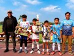 Kepala Kejaksaan Negeri Nganjuk, Dr. Dyno Kriesmiardi, menyerahkan piala kejuaraan kepada tim Klampis Ireng (Blitar) selaku Juara 1 Turnamen Sepak Bola Kajari Cup 2026 U-11 di Stadion Gelora Bung Sumardji, Nganjuk.