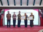 Wali Kota Mojokerto Ika Puspitasari menerima penghargaan HARGANAS ke-33 Tahun 2026 atas komitmen dan inovasi dalam pembangunan keluarga.(istimewa)