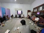 IMG-20260730-WA0012 Peserta mengikuti diskusi bedah novel Tuhan Izinkan Aku Menjadi Pelacur di Kantor WCC Jombang. (istimewa)