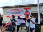 IMG-20260730-WA0014 Mbak Estu menyerahkan bantuan combine harvester kepada kelompok tani di Jombang.(istimewa)