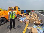 Mobil pikap bermuatan buku tulis terguling di Tol Jombang-Mojokerto setelah diduga mengalami pecah ban. (Istimewa)