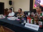 Polres Jombang menunjukkan barang bukti ratusan botol minuman beralkohol dan arak putih yang disita dari pengungkapan dugaan peredaran miras ilegal di Kecamatan Tembelang. (Teguh)