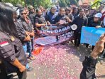 IMG-20260730-WA0020 Puluhan wartawan dari berbagai organisasi pers di Kabupaten Nganjuk menanggalkan kartu identitas (pers card) dan melakukan aksi tabur bunga di depan kantor DPRD Kabupaten Nganjuk