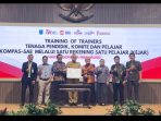 IMG-20260731-WA0000 Kepala OJK Malang bersama guru-guru.