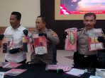 IMG-20260731-WA0008 Polisi saat menunjukkan barang bukti berupa narkoba. (istimewa)