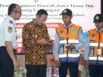 Bupati Lamongan Yuhronur Efendi saat mencoba pembayaran parkir nontunai bersama jukir. Bupati Lamongan Yuhronur Efendi saat mencoba pembayaran parkir nontunai bersama jukir.