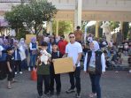 Wakil Bupati Lamongan Dirham Akbar Aksara menyerahkan hadiah kepada peserta jalan santai bareng hewan kesayangan.
