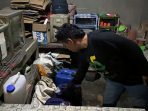 Anggota Polsek Panceng Polres Gresik saat menindak warung penjual miras. Anggota Polsek Panceng Polres Gresik saat menindak warung penjual miras.