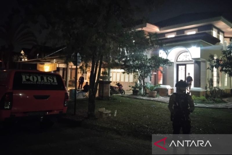 Penggeledahan rumah mewah di kawasan Sentul, Bogor, Jawa Barat.