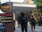 Aparat kepolisian berjaga di lokasi penggeledahan di Jakarta Selatan. Aparat kepolisian berjaga di lokasi penggeledahan di Jakarta Selatan.