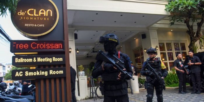 Aparat kepolisian berjaga di lokasi penggeledahan di Jakarta Selatan.