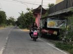 Seorang remaja menaiki sepeda listrik di Desa Karangankidul, Kecamatan Benjeng, Gresik. (Foto: Andika DP)