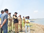 Bupati Lamongan Yuhronur Efendi saat meninjau Waduk Gondang. Bupati Lamongan Yuhronur Efendi saat meninjau Waduk Gondang.