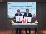 Direktur Utama PT Pupuk Indonesia Rahmad Pribadi (kiri) dan Direktur Utama PT Pertamina Simon Aloysius Mantiri saat penandatanganan MoU. (Foto: Ist/Humas PI)