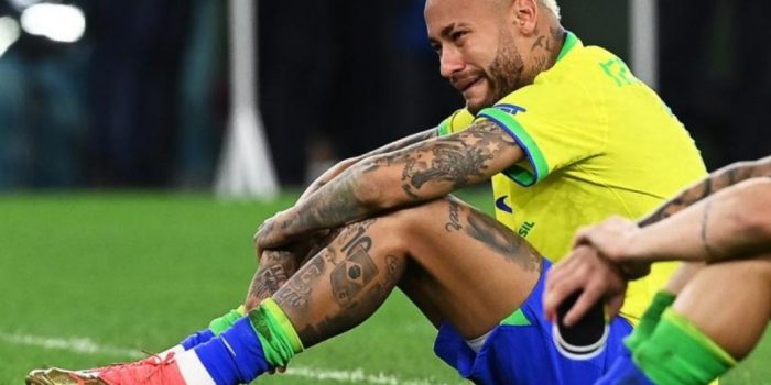 NEYMAR MENANGIS