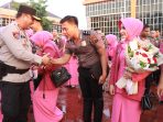 Kapolres Gresik AKBP Ramadhan Nasution memberikan selamat kepada anggota yang naik pangkat di Hari Bhayangkara ke-80. (Foto: Ist) Kapolres Gresik AKBP Ramadhan Nasution memberikan selamat kepada anggota yang naik pangkat di Hari Bhayangkara ke-80. (Foto: Ist)