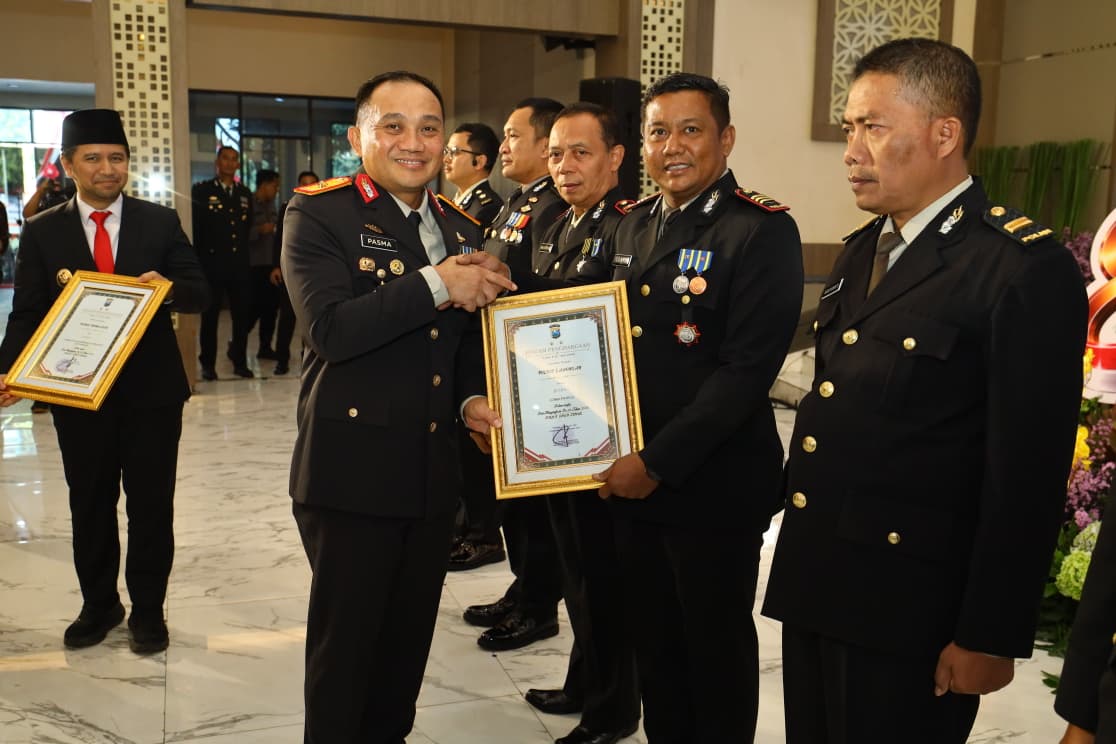 Kasat Samapta Polres Lamongan AKP Yossy Eka Prasetya menerima penghargaan Juara I Lomba Patroli yang diserahkan Wakapolda Jatim Brigjen Pol Pasma Royce.