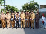 Bupati Lamongan Yuhronur Efendi saat meresmikan hasil perbaikan jalan di Mantup. (Foto: Ist)