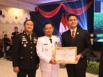 Bupati Gresik Fandi Akhmad Yani didampingi Kapolres AKBP Ramadhan Nasution menyerahkan penghargaan kepada Kanit Tipidter Satreskrim Iptu Komang Andhika Haditya Prabu. Bupati Gresik Fandi Akhmad Yani didampingi Kapolres AKBP Ramadhan Nasution menyerahkan penghargaan kepada Kanit Tipidter Satreskrim Iptu Komang Andhika Haditya Prabu.