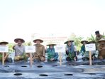Peluncuran Gerakan Serentak di Pekarangan Tanam Cabai dan Tomat (Gas Pak Camat) di Lamongan. Peluncuran Gerakan Serentak di Pekarangan Tanam Cabai dan Tomat (Gas Pak Camat) di Lamongan.