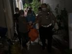 Evakuasi nenek sebatang kara yang ditemukan meninggal dunia di Driyorejo, Gresik. Evakuasi nenek sebatang kara yang ditemukan meninggal dunia di Driyorejo, Gresik.