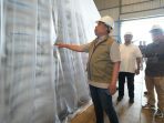 Direktur Operasi Perum Bulog Andi Afdal turun langsung meninjau Gudang Bulog Karawang.