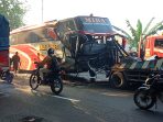 Kondisi Bus Mira mengalami ringsek parah usai terlibat kecelakaan maut di Balongbendo, Sidoarjo. Kondisi Bus Mira mengalami ringsek parah usai terlibat kecelakaan maut di Balongbendo, Sidoarjo.