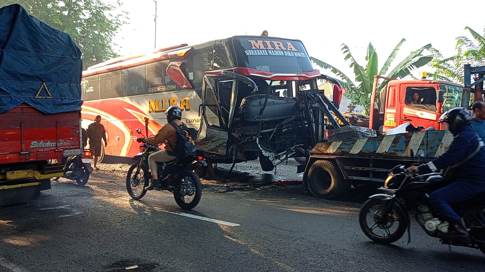 Adu Banteng Bus Mira Versus Innova di Sidoarjo, Sopir Tewas Seketika 1 Kondisi Bus Mira mengalami ringsek parah usai terlibat kecelakaan maut di Balongbendo, Sidoarjo.