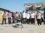 Bupati Lamongan Yuhronur Efendi saat mencoba drone penyemprotan hama wereng.