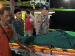 Evakuasi nelayan asal Paciran, Lamongan yang meninggal dunia di perairan Masalembu.