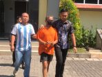 Tersangka AP dikeler di Mapolres Gresik.