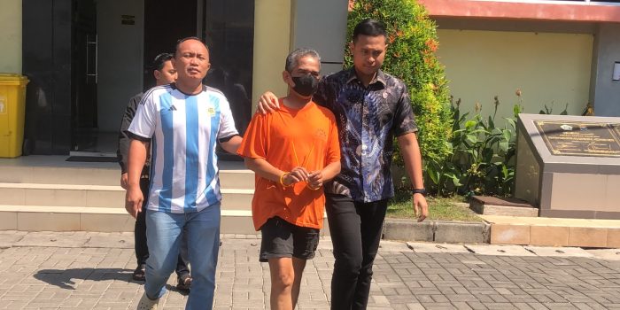 Tersangka AP dikeler di Mapolres Gresik. Tersangka AP dikeler di Mapolres Gresik.