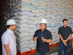 Pemimpin Wilayah Perum Bulog Kanwil Jawa Timur Langgeng Wisnu Adinugroho saat pengecekan gudang Bulog. (Foto: Ist)