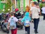 Sejumlah wali murid mengantarkan anak ke sekolah di Bojonegoro. (Foto: Ist) Sejumlah wali murid mengantarkan anak ke sekolah di Bojonegoro. (Foto: Ist)